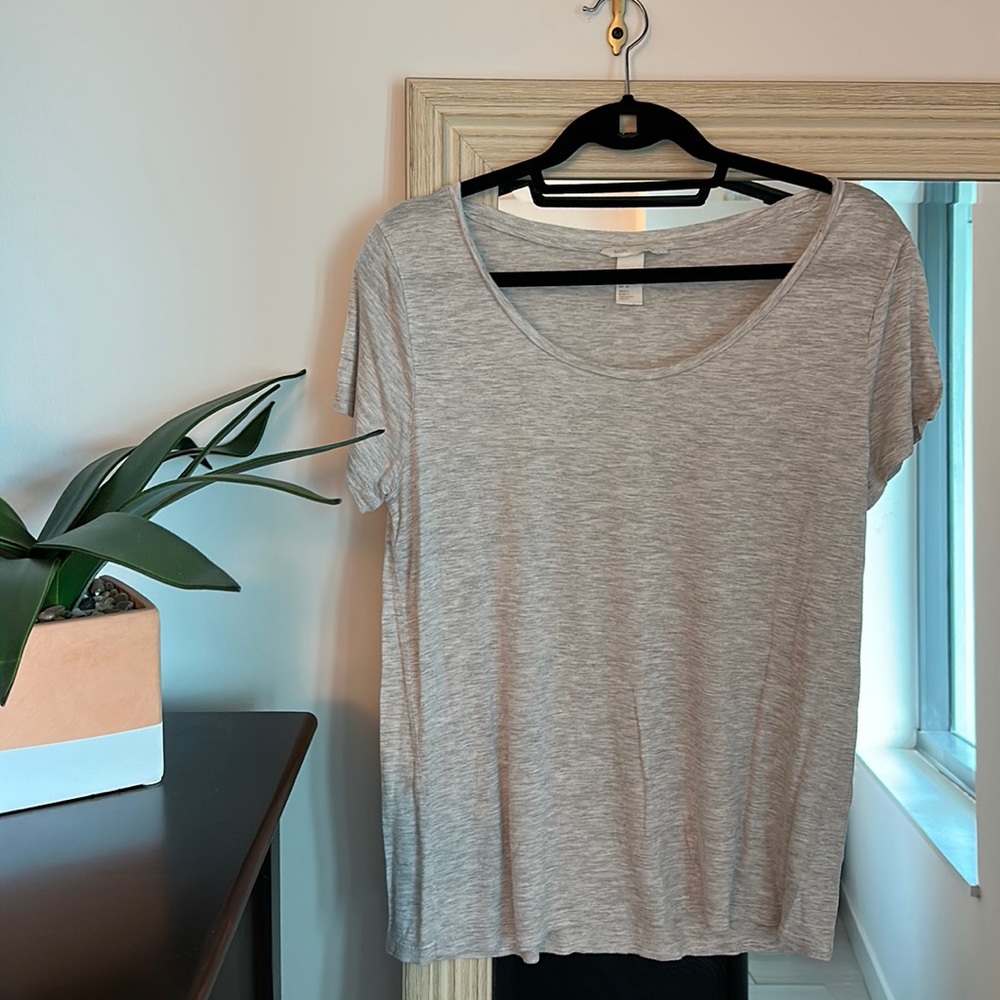 H&M light gray short sleeve t-shirt (size medium) ✨